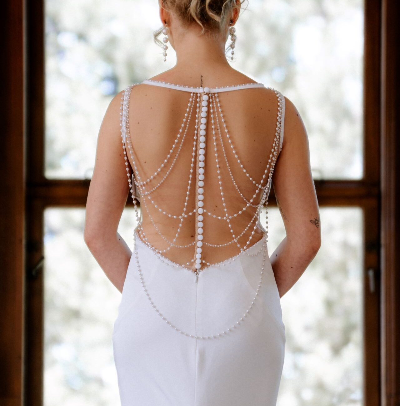 Rückenansicht der Braut im eleganten Brautkleid