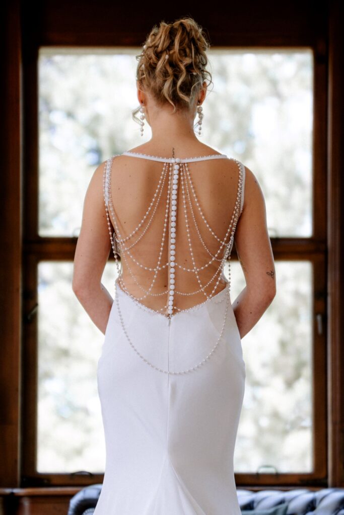 Rückenansicht der Braut im eleganten Brautkleid