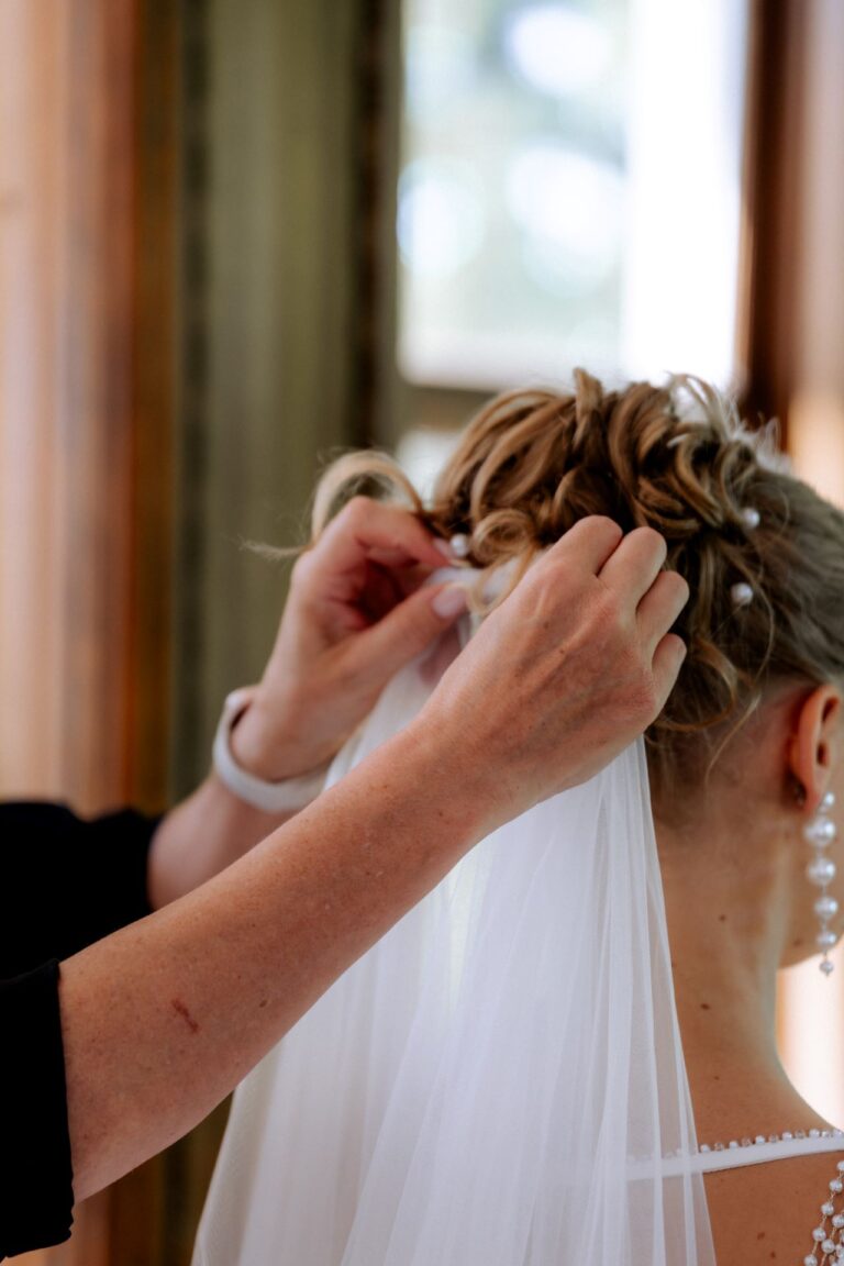 Schleier wird der Braut in die Haare gesteckt Hochzeitsplanung in Konstanz
