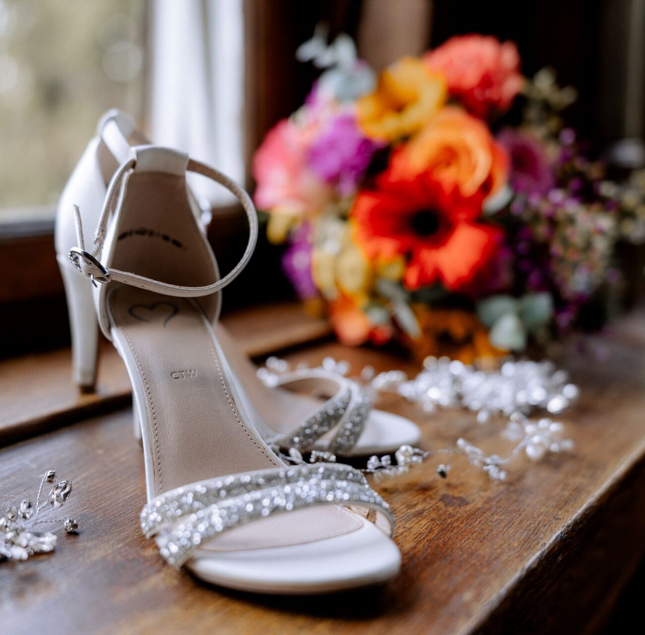 Hochzeitsschuh mit Brautstrauß