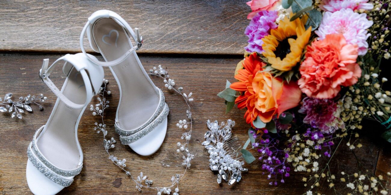 Hochzeitsschuhe mit Brautstrauß