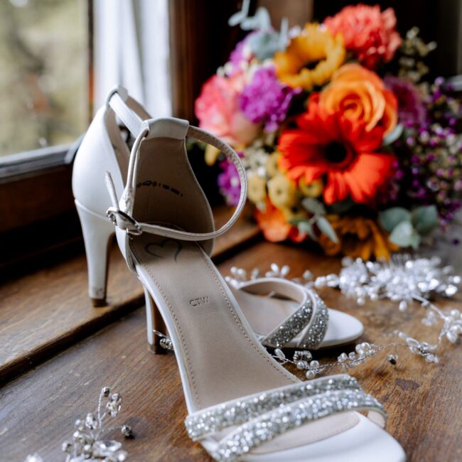 Hochzeitsschuhe mit Brautstrauß